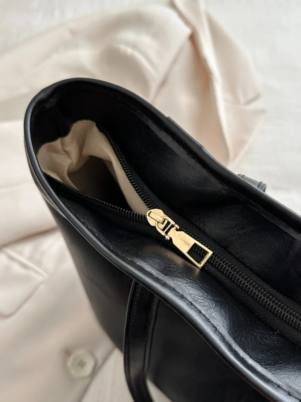 Bolsa de ombro, com grande capacidade, em couro