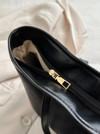 Bolsa de ombro, com grande capacidade, em couro