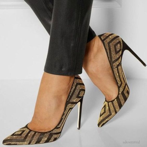 Sapato de salto alto com bico fino e strass dourado em cores sortidas