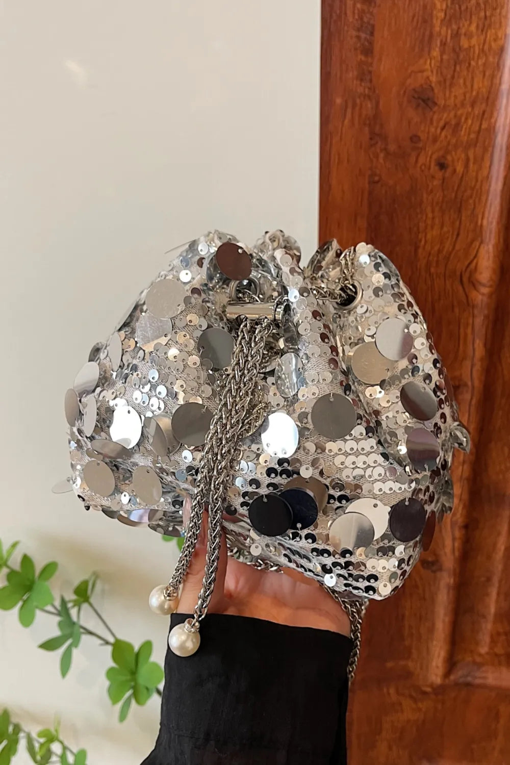 Bolsa transversal de lantejoulas com cordão